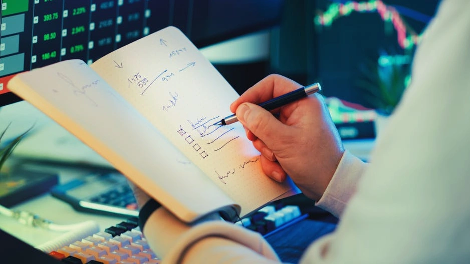 Tým marketingových specialistů analyzuje data na digitální obrazovce.